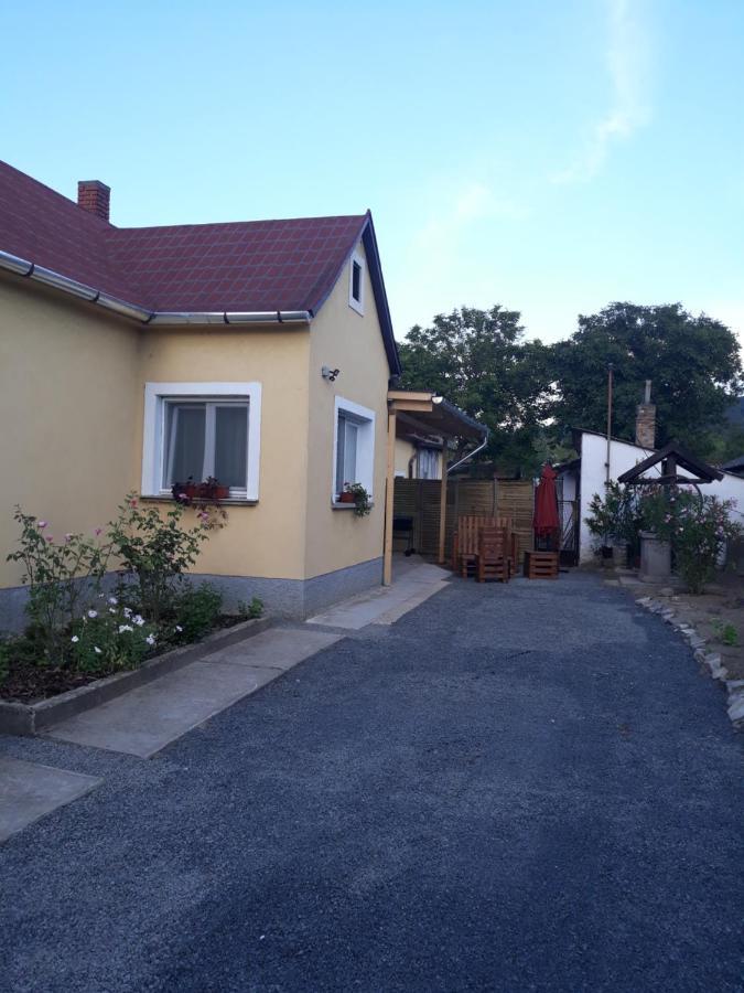 Kucko Apartman Badacsonytördemic Exteriör bild